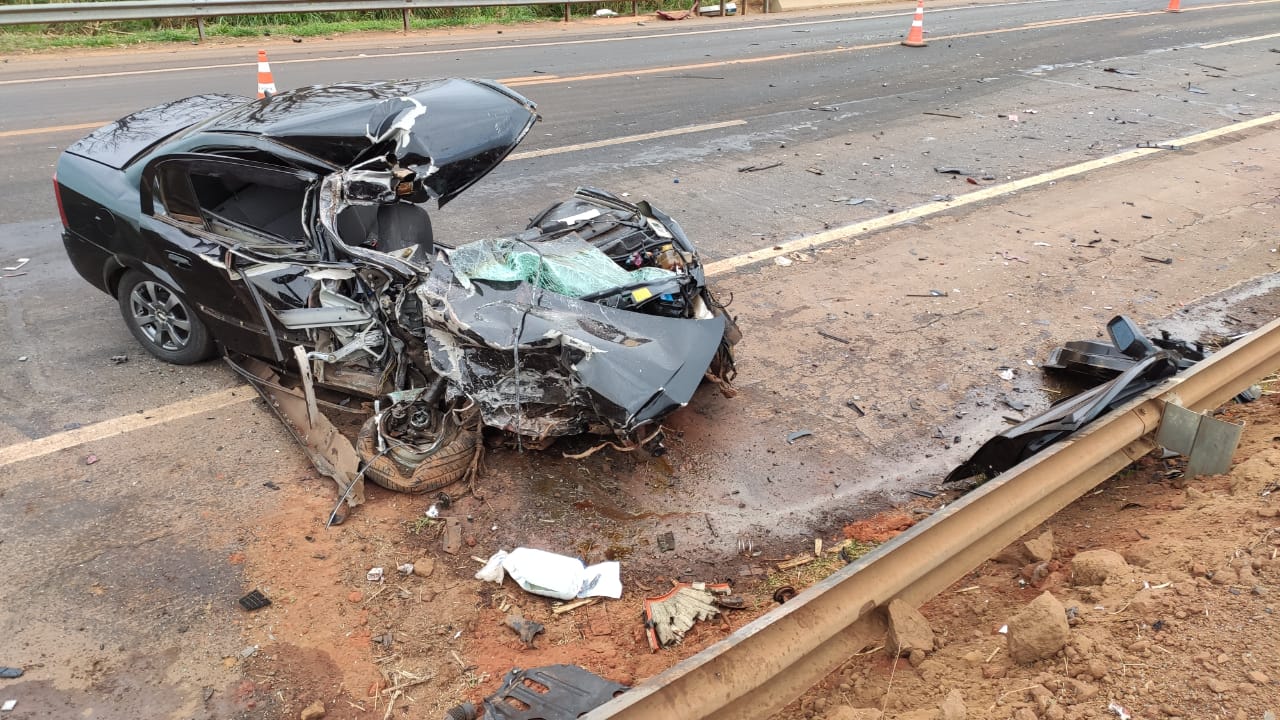 Foto 6 de 12 — ​Motorista fica gravemente ferido ao bater carro em caminhão de gado